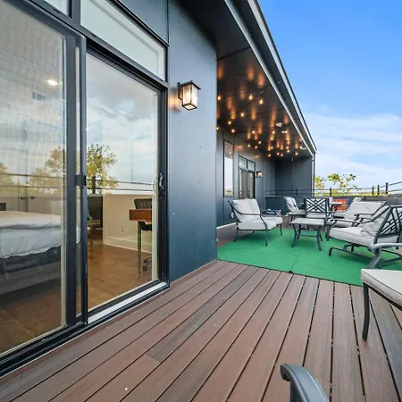 Private Rooftop, Karaoke Fun & | Sleeps 10+