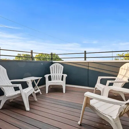 Private Rooftop, Karaoke Fun & | Sleeps 10+ Apartment *