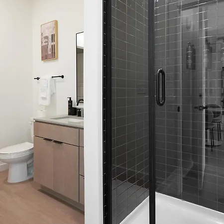Landing Spectacular Studio Gym Apartment
