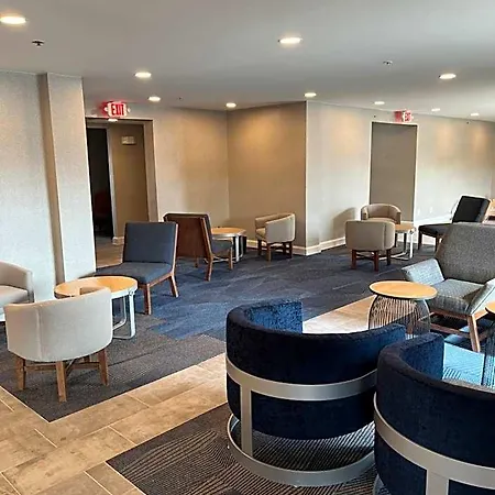 Hotel La Quinta By Wyndham Airport