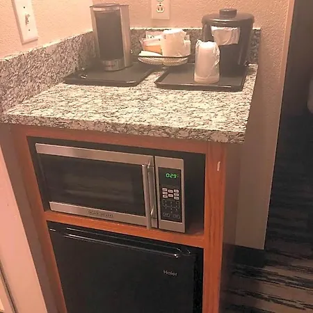 Country & By Radisson, Airport East, Tn Hotel 4*