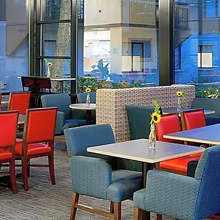 Express Airport By Ihg Hotel