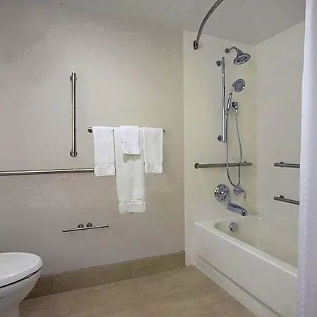 Express Airport By Ihg Hotel 3*