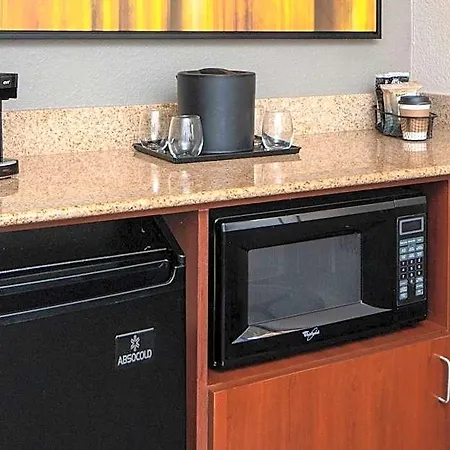 Courtyard By Marriott Airport Hotel