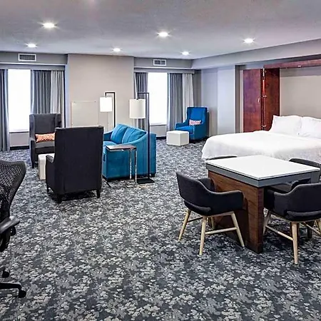Hilton Garden Vanderbilt 3*
