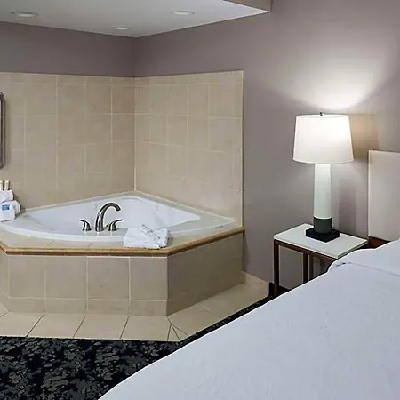 Hilton Garden Vanderbilt 3*