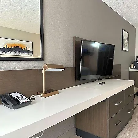 Hilton Garden Airport 3*