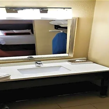 Hotel Quality Airport 4*