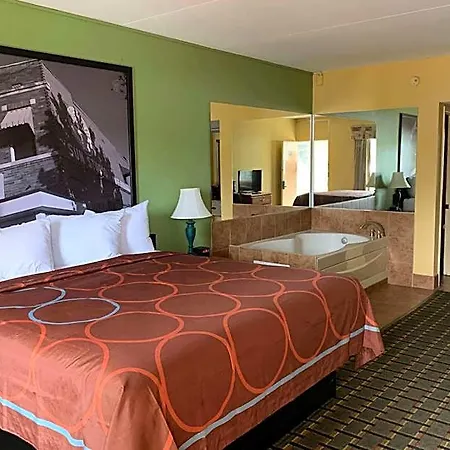 Super 8 By Wyndham Near Downtown / I-40