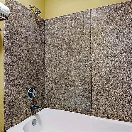 Hotel Super 8 By Wyndham Near Downtown / I-40