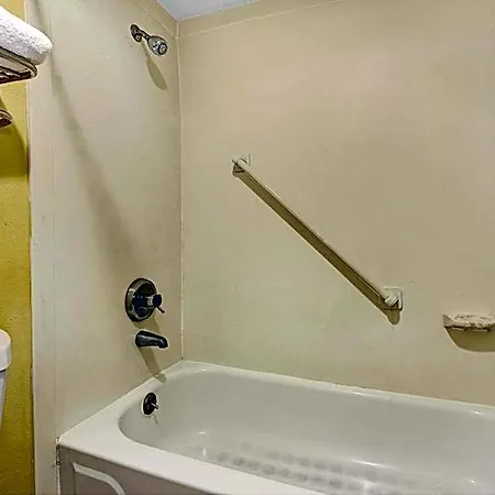 Super 8 By Wyndham Near Downtown / I-40 Hotel 2*