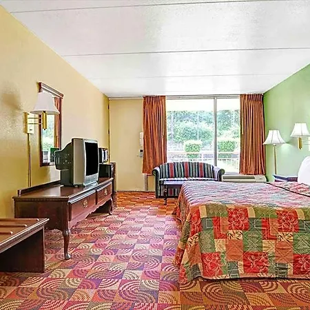 Super 8 By Wyndham Near Downtown / I-40 Nashville