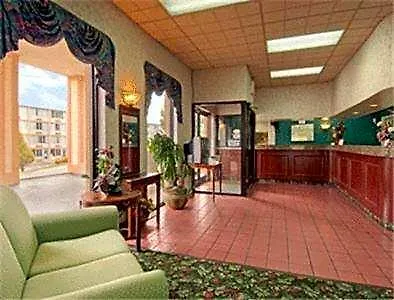 Hotel Super 8 By Wyndham Near Downtown / I-40