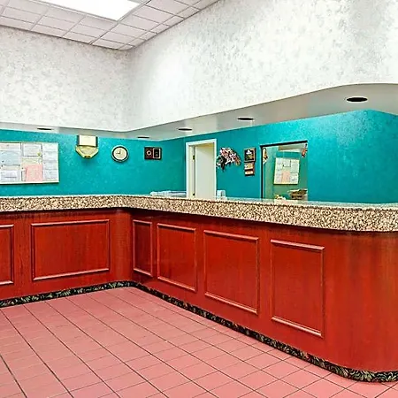 Super 8 By Wyndham Near Downtown / I-40 Hotel