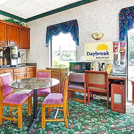 Super 8 By Wyndham Near Downtown / I-40 Hotel 2*
