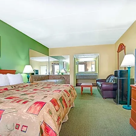 Super 8 By Wyndham Near Downtown / I-40 Nashville
