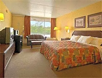 Super 8 By Wyndham Near Downtown / I-40 Hotel 2*