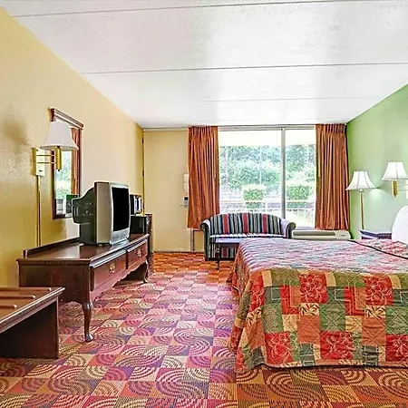Super 8 By Wyndham Near Downtown / I-40 Hotel 2*