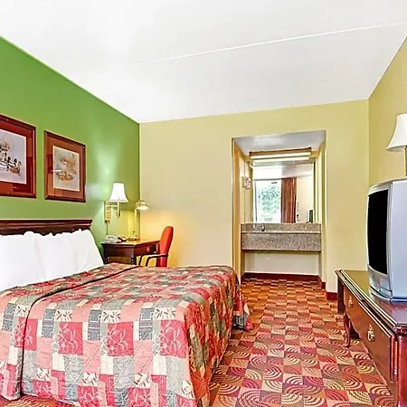 Hotel Super 8 By Wyndham Near Downtown / I-40