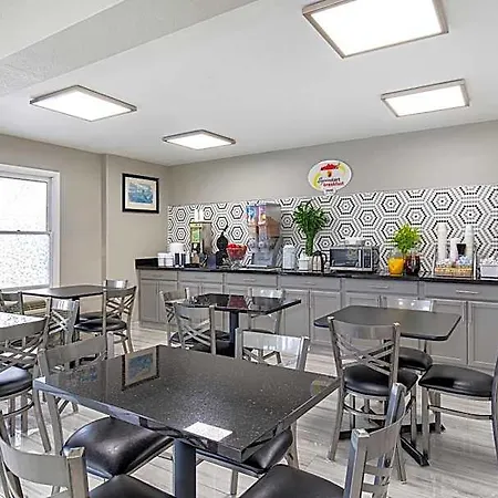 Super 8 By Wyndham West Hotel 2*