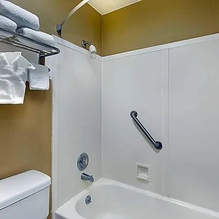 Super 8 By Wyndham West Hotel 2*
