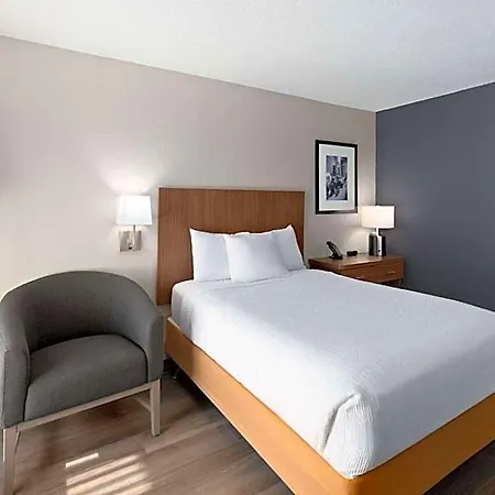 Baymont By Wyndham Airport 2*