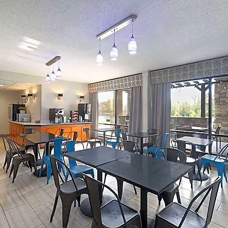 Hotel Baymont By Wyndham Airport