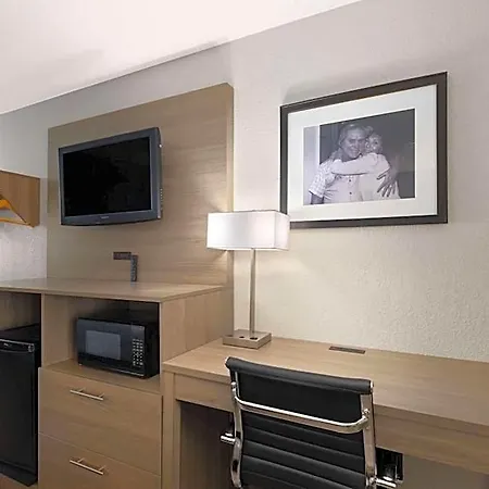 Baymont By Wyndham Airport Hotel Nashville