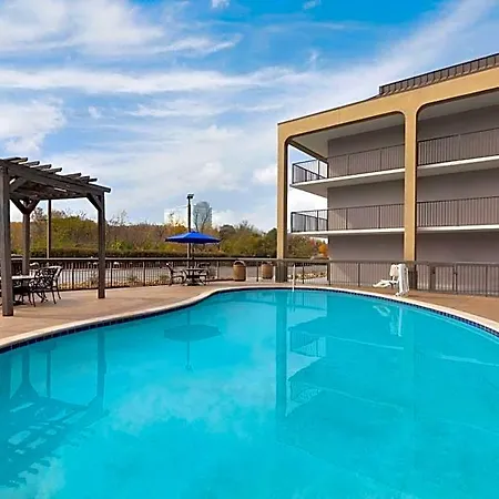 Hotel Baymont By Wyndham Airport 2*