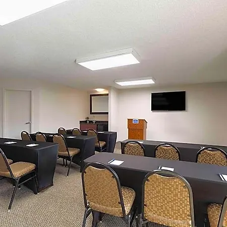 Hotel Baymont By Wyndham Airport 2*