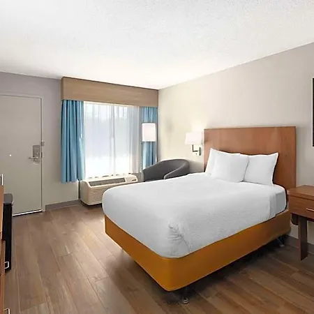 Hotel Baymont By Wyndham Airport 2*