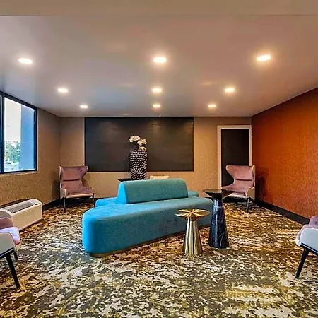 Hotel Comfort & Downtown - Stadium 4*