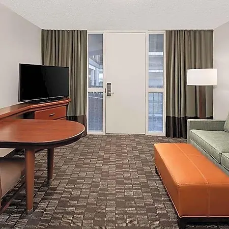 Hotel Embassy By Hilton Airport 4*