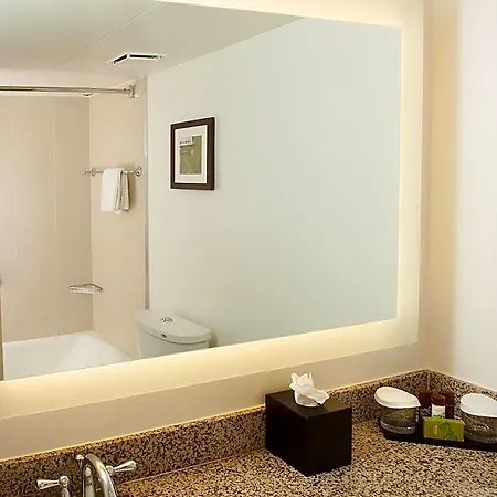 Hotel Embassy By Hilton Airport