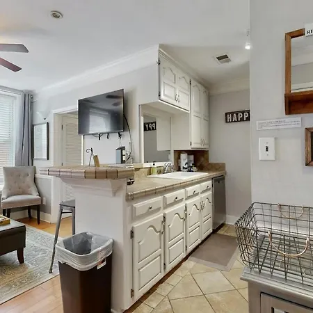 Polk 401 Apartment
