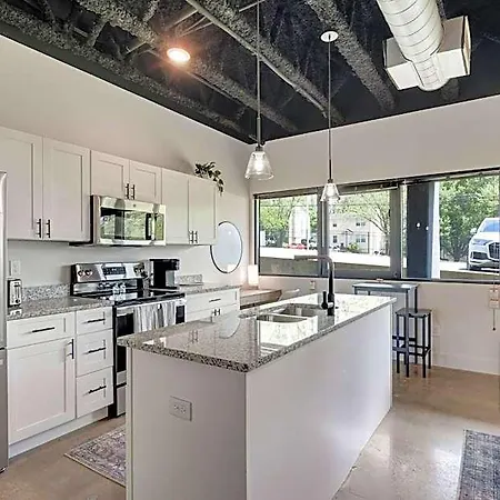 New With 2 Beds 7 Mins To Broadway Apartment