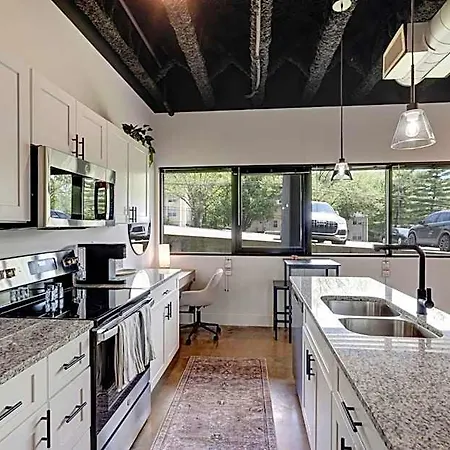 New With 2 Beds 7 Mins To Broadway Apartment