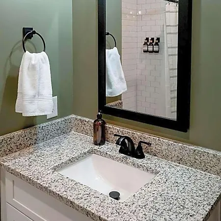 Apartment New With 2 Beds 7 Mins To Broadway