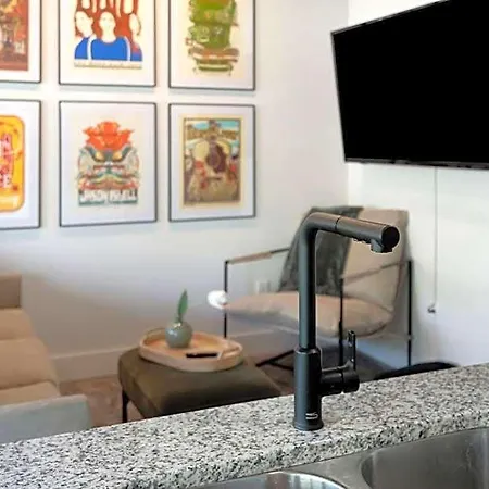 New With 2 Beds 7 Mins To Broadway Apartment