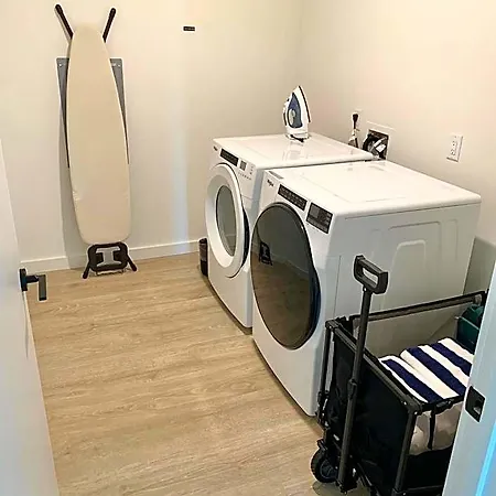 Huge Downtown Corner Unit- Pool-gym-walk 2 Broadway 4*