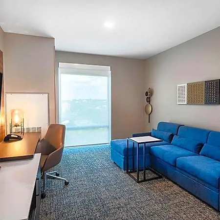La Quinta & By Wyndham Downtown Stadium Hotel Nashville