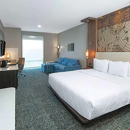 La Quinta & By Wyndham Downtown Stadium Nashville