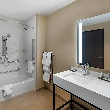 La Quinta & By Wyndham Downtown Stadium Hotel