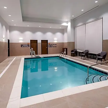 La Quinta & By Wyndham Downtown Stadium Hotel