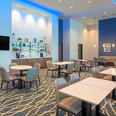 Hotel La Quinta & By Wyndham Downtown Stadium 3*