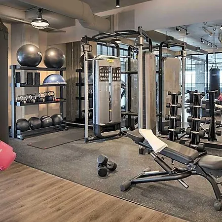 Hotel Moxy Vanderbilt Area