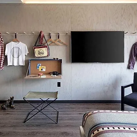 Moxy Vanderbilt Area Hotel 3*