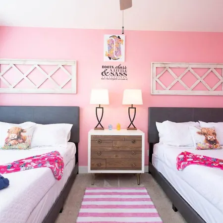 Lipstick & Boots - Luxury 3-level With Private Garage Near Music Row Apartment
