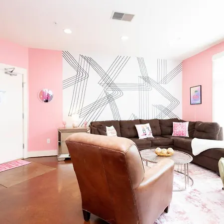 Lipstick & Boots - Luxury 3-level With Private Garage Near Music Row Apartment