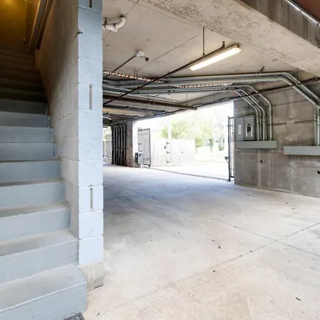 Lipstick & Boots - Luxury 3-level With Private Garage Near Music Row Apartment *